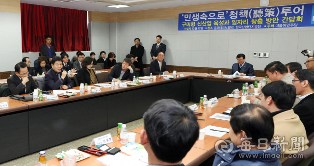 설훈, 홍의락, 김현권, 권칠승, 유승희 국회의원 등이 참여하는 민주당 대구경북 정책투어가 17일 구미 금오테크노밸리에서 열렸다. 참석 의원들이 금오테크노밸리 회의실에서 관계자들과 중소기업 지원책 등을 협의하고 있다. 정운철 기자 woon@msnet.co.kr