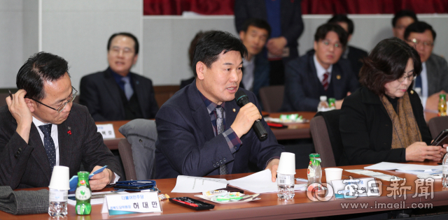 설훈, 홍의락, 김현권, 권칠승, 유승희 국회의원 등이 참여하는 민주당 대구경북 정책투어가 17일 구미 금오테크노밸리에서 열렸다. 홍의락(가운데, 대구 북을)의원이 관련업체 대표들과 가진 간담회에서 지역경제 살리기와 일자리 대책 등에 대해 이야기를 하고 있다. 정운철 기자 woon@msnet.co.kr