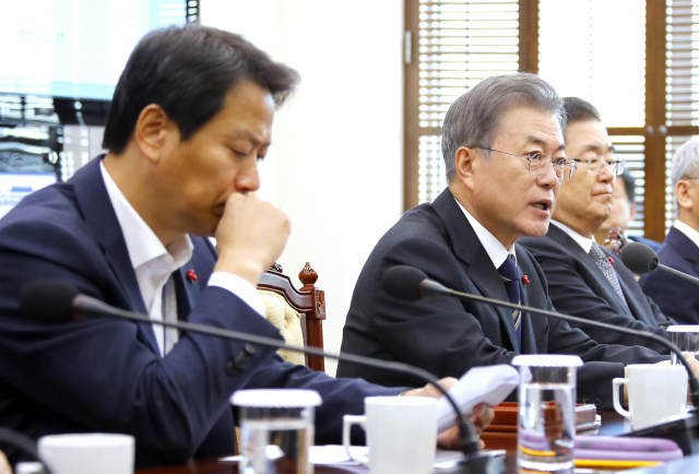 문재인 대통령이 17일 오후 청와대 여민관에서 열린 수석·보좌관회의를 주재하고 있다. 연합뉴스