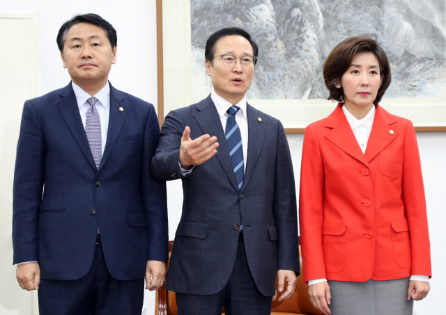 더불어민주당 홍영표(가운데), 자유한국당 나경원(오른쪽), 바른미래당 김관영 원내대표가 17일 국회에서 열린 교섭단체 원내대표 회동을 위해 모여 있다. 연합뉴스