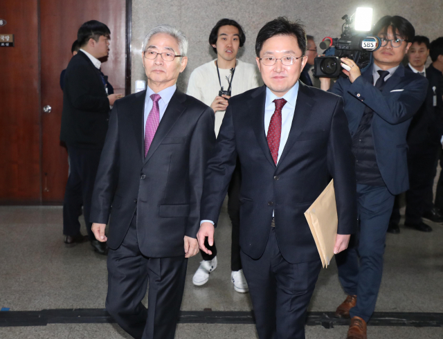 15일 오후 국회에서 열린 자유한국당 비대위회의에 참석하기위해 자유한국당 김용태 조직강화특별위원회 위원장(오른쪽)과 이진곤 조강특위 외부위원이 회의장으로 이동하고 있다. 연합뉴스