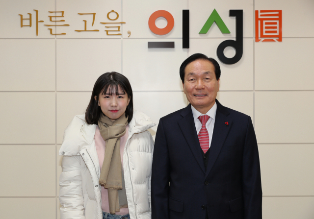 의성여고 김예빈(왼쪽) 양이 서울대 수시모집에 합격한 뒤 17일 의성군을 방문, 의성군 인재육성재단 이사장인 김주수 의성군수와 기념 촬영을 했다. 의성군 제공