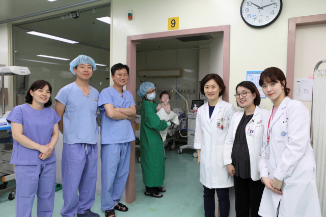 경북대병원 영아심장이식팀이 2017년 10월 22일 성공적으로 수술을 마치고, 밝은 표정을 짓고 있다. 이날 영아심장이식 수술은 대구경북지역 최초로 이뤄진 것이다. 경북대병원 제공