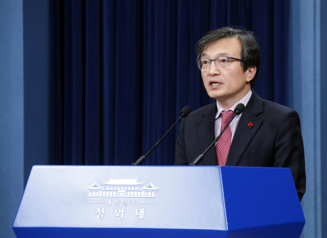 청와대 김의겸 대변인이 17일 오전 춘추관 대브리핑룸에서 열린 정례브리핑에서 전 청와대 특별감찰반원인 김태우 수사관이 비위 연루 의혹으로 원대복귀 조처된 데 반발해 폭로를 지속하는 상황과 관련, 