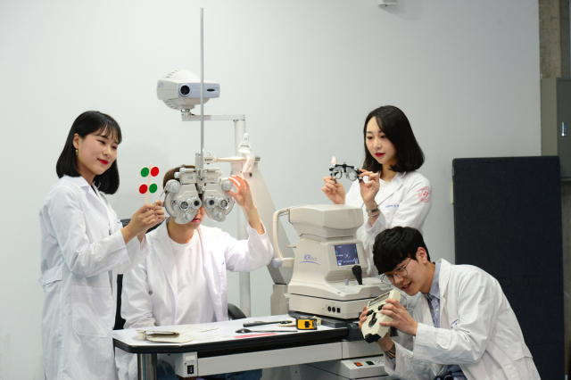대구보건대 안경광학과 학생들의 실습 장면.