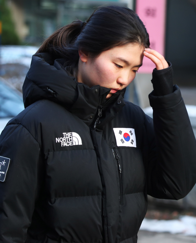 쇼트트랙 국가대표 심석희가 17일 오후 경기도 수원시 영통구 수원지방법원에서 열린 조재범 전 국가대표팀 코치의 항소심 2차 공판에 출석해 폭행 피해 사실 진술을 마치고 법원을 나오고 있다. 조 전 코치는 쇼트트랙 국가대표 선수들을 상습 폭행한 혐의로 법원으로부터 징역 10월의 실형을 선고받았다. 연합뉴스 #심석희 #조재범