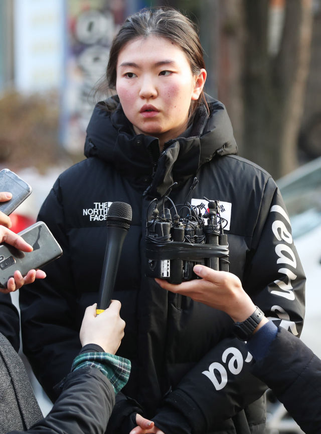 쇼트트랙 국가대표 심석희가 17일 오후 경기도 수원시 영통구 수원지방법원에서 열린 조재범 전 국가대표팀 코치의 항소심 2차 공판에 출석해 폭행 피해 사실 진술을 마치고 법원을 나와 취재진 질문에 답하고 있다. 조 전 코치는 쇼트트랙 국가대표 선수들을 상습 폭행한 혐의로 법원으로부터 징역 10월의 실형을 선고받았다. 연합뉴스 #심석희 #조재범