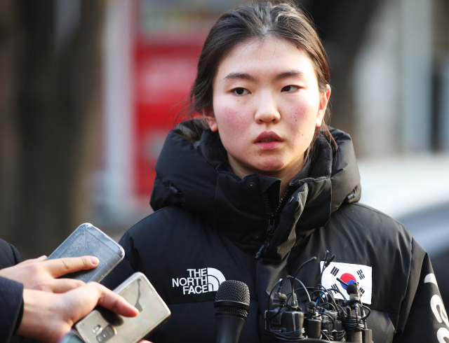 쇼트트랙 국가대표 심석희가 17일 오후 경기도 수원시 영통구 수원지방법원에서 열린 조재범 전 국가대표팀 코치의 항소심 2차 공판에 출석해 폭행 피해 사실 진술을 마치고 법원을 나와 취재진 질문에 답하고 있다. 조 전 코치는 쇼트트랙 국가대표 선수들을 상습 폭행한 혐의로 법원으로부터 징역 10월의 실형을 선고받았다. 연합뉴스 #심석희 #조재범