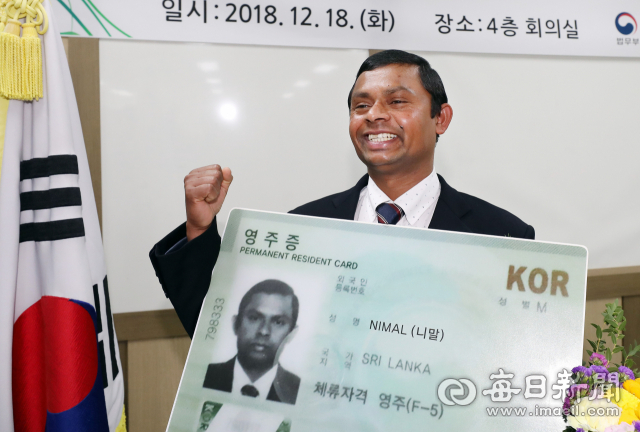 화재 현장에 맨몸으로 뛰어들어 집 안에 갇혀 있던 90대 할머니를 구한 
