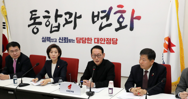 자유한국당 청와대 특별감찰반 정권 실세 사찰 보고 묵살 및 불법사찰 의혹 진상조사단 김도읍 위원장이 18일 국회에서 열린 회의에서 발언하고 있다. 연합뉴스