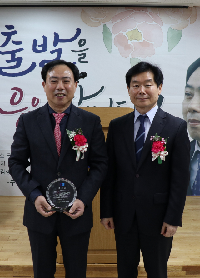 김정만(오른쪽) 구미세관장이 올 4분기 구미세관 핵심 인재로 선정된 우완수(왼쪽) 통관지원과장을 포상하고 있다. 구미세관 제공