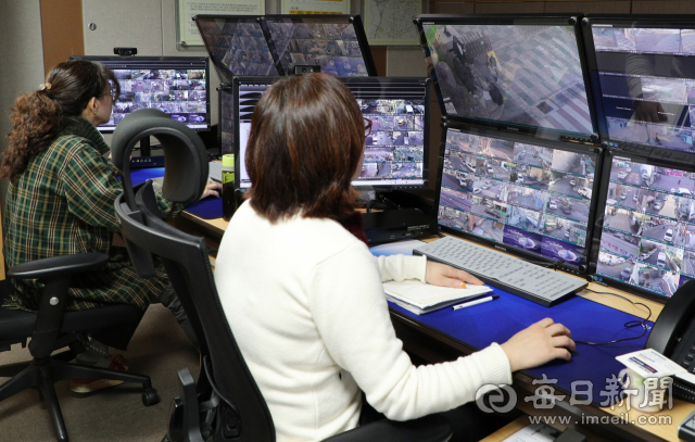 18일 대구 서구 CCTV 통합관제센터에서 관제요원들이 실시간으로 CCTV 모니터링을 하고 있다. 성일권 기자 sungig@msnet.co.kr
