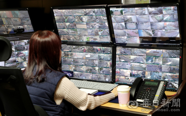 대구의 한 CCTV 통합관제센터에서 관제요원이 실시간으로 CCTV 모니터링을 하고 있다. 매일신문DB
