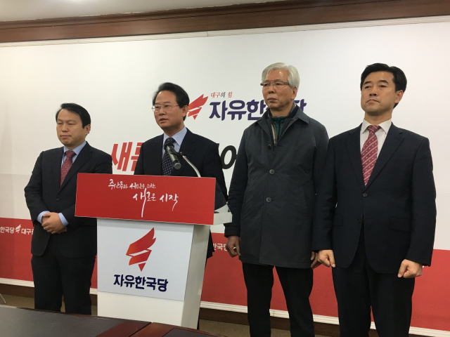 류성걸 전 의원은 18일 오전 자유한국당 대구시당에서 황영헌(대구 북을), 김경동(대구 수성갑), 권세호(대구 수성을) 전 지역위원장과 함께 기자회견을 열었다. 모현철 기자