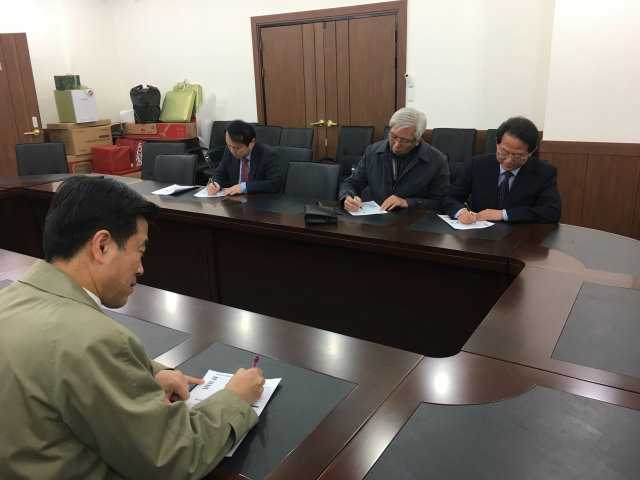 18일 오전 자유한국당 대구시당에서 류성걸 전 의원 등 바른미래당을 탈당한 인사들이 한국당 입당원서를 쓰고 있다. 모현철 기자