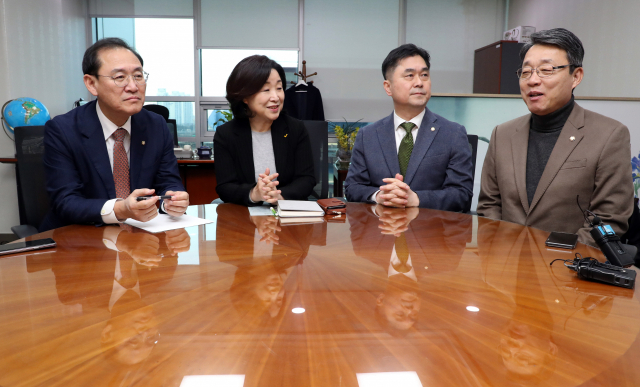 국회 정치개혁특별위원회 심상정 위원장과 각 당 간사들이 17일 국회 의원회관 심상정 의원실에서 만나 대화하고 있다. 왼쪽부터 자유한국당 정유섭 간사, 심 위원장, 더불어민주당 김종민 간사, 바른미래당 김성식 의원. 연합뉴스