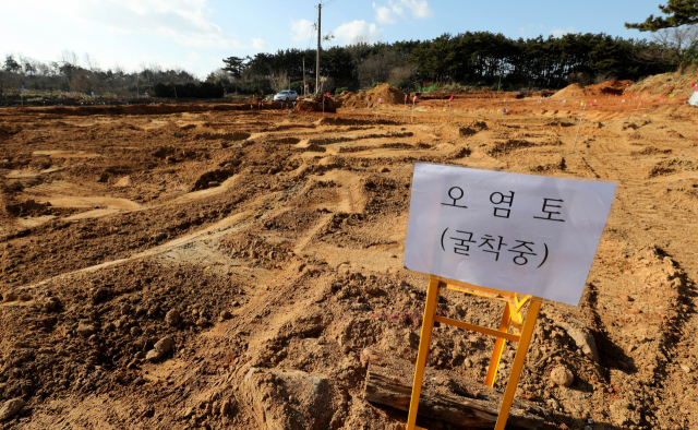 18일 오후 충남 서천군 장항읍 장항리 인근에 포크레인이 오염토 굴착작업을 하고 있다. 장항제련소 반경 1.5km 구역은 중금속 종합오염지역으로 국가가 토지를 매입해 토양정화작업을 하고 있다. 김영진 기자 kyjmaeil@msnet.co.kr