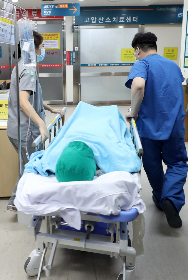 18일 강원 강릉시 경포의 한 펜션에서 수능시험을 끝낸 서울 대성고 3학년 남학생 10명 중 3명이 숨지고 7명이 의식이 없는 사고가 발생했다. 이날 강릉 아산병원 응급의료센터에서 치료를 받던 학생이 고압산소치료센터로 이송되고 있다. 연합뉴스
