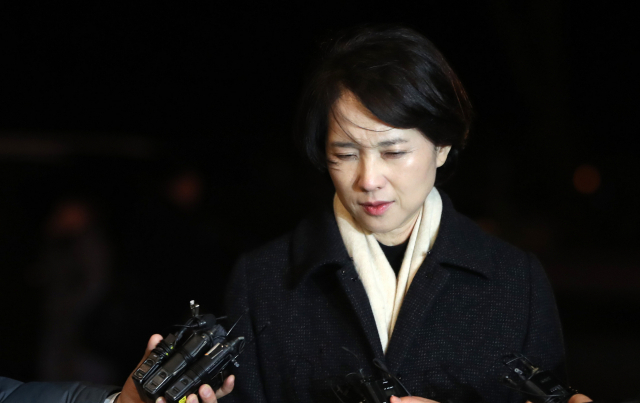 18일 강원 강릉시 경포의 한 펜션에서 수능시험을 끝낸 서울 대성고 3학년 남학생 10명 중 3명이 숨지고 7명이 의식을 잃는 사고가 발생했다. 이날 강릉 아산병원 응급의료센터를 찾은 유은혜 사회부총리 겸 교육부 장관이 취재진 질문에 답하고 있다. 연합뉴스