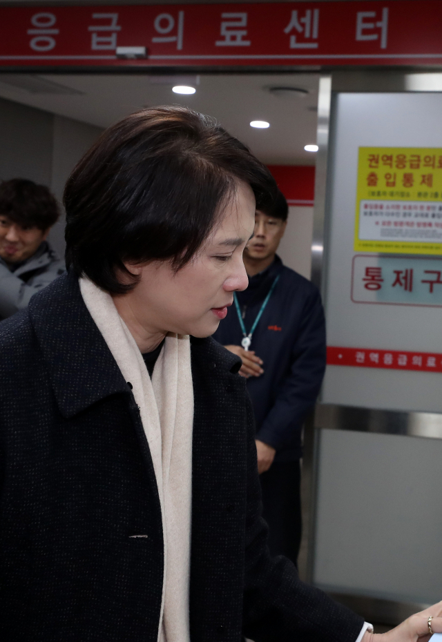 18일 강원 강릉시 경포의 한 펜션에서 수능시험을 끝낸 서울 대성고 3학년 남학생 10명 중 3명이 숨지고 7명이 의식을 잃는 사고가 발생했다. 이날 유은혜 사회부총리 겸 교육부 장관이 강릉 아산병원 응급의료센터로 들어서고 있다. 연합뉴스