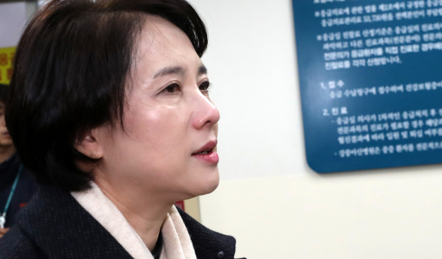 18일 강원 강릉시 경포의 한 펜션에서 수능시험을 끝낸 서울 대성고 3학년 남학생 10명 중 3명이 숨지고 7명이 의식을 잃는 사고가 발생했다. 이날 유은혜 사회부총리 겸 교육부 장관이 강릉 아산병원 응급의료센터로 들어서고 있다. 연합뉴스