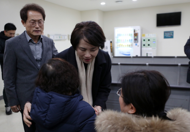 18일 강원 강릉시 경포의 한 펜션에서 수능시험을 끝낸 서울 대성고 3학년 남학생 10명 중 3명이 숨지고 7명이 의식을 잃는 사고가 발생했다. 이날 강릉 아산병원 응급의료센터를 찾은 유은혜 사회부총리 겸 교육부 장관과 조희연 교육감이 사고 환자의 보호자를 위로하고 있다. 연합뉴스