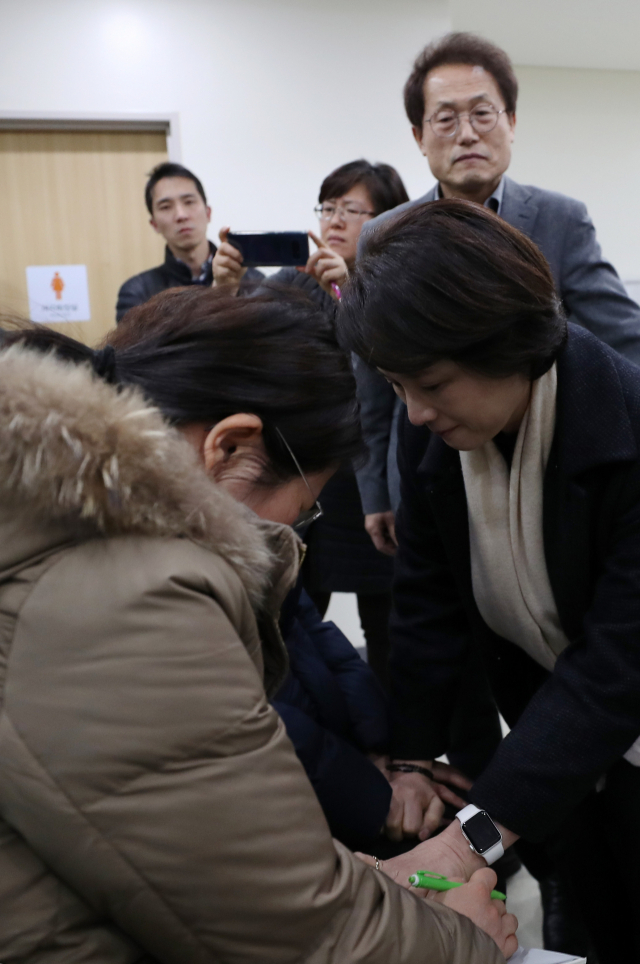 18일 강원 강릉시 경포의 한 펜션에서 수능시험을 끝낸 서울 대성고 3학년 남학생 10명 중 3명이 숨지고 7명이 의식을 잃는 사고가 발생했다. 이날 강릉 아산병원 응급의료센터를 찾은 유은혜 사회부총리 겸 교육부 장관과 조희연 교육감이 사고 환자의 보호자를 위로하고 있다. 연합뉴스
