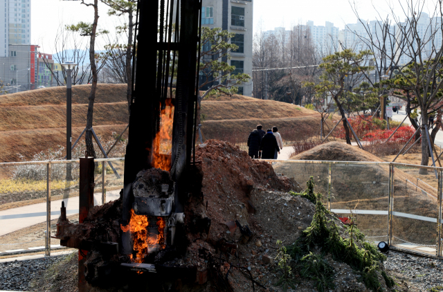 지난해 3월 폐선된 철도부지 도심숲 조성에 따른 관정 굴착중 천연가스가 분출돼 현재도 불을 내뿜고 있는