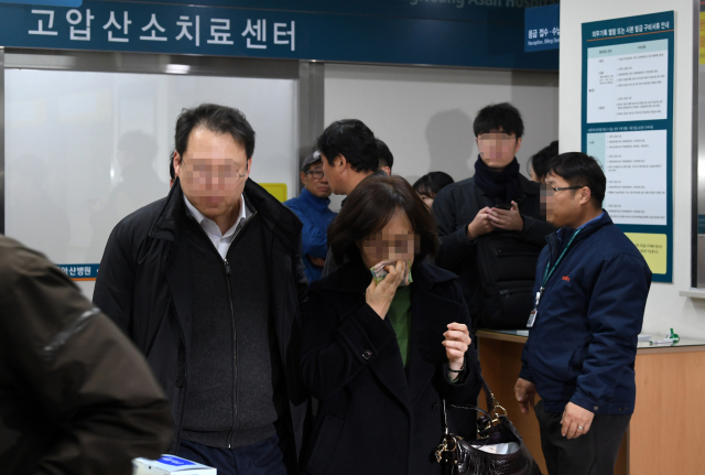 18일 강원 강릉시 경포 아라레이크 펜션에서 수능시험을 끝낸 서울 대성고 3학년 남학생 10명 중 3명이 숨지고 7명이 의식을 잃는 사고가 발생했다. 이날 강릉 아산병원 응급의료센터를 찾은 사고 학생의 부모가 눈물을 훔치고 있다. 연합뉴스