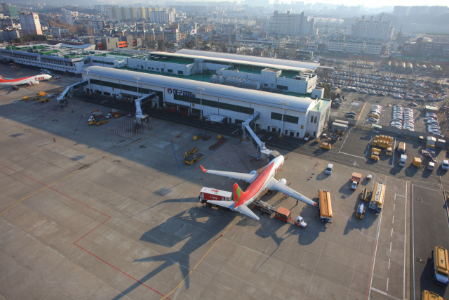 대구시가 대구국제공항 취항 항공사들에 대한 재정지원 정책을 대폭 개편하면서 항공업계가 불만을 터뜨리고 있다. 취항 지원금 기준 탑승률을 줄이고 지원 대상 노선도 제한했지만, 항공사들은 이같은 조치가 공항 활성화에 제약이 될 수 있다고 지적한다. 매일신문DB
