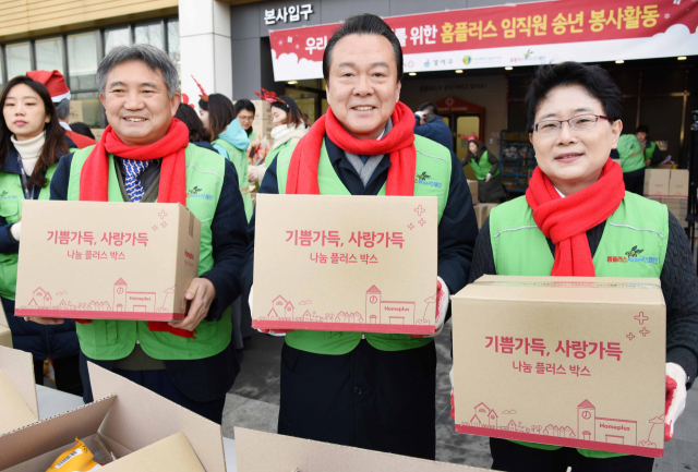 19일 홈플러스 본사에서 임일순 홈플러스 사장(오른쪽 첫 번째부터), 노현송 강서구청장, 고건상 강서희망나눔복지재단 이사장과 임직원들이 지역 소외계층 아이들에게 줄 과자를 담은 나눔플러스 박스를 만들고 있다. 홈플러스 제공