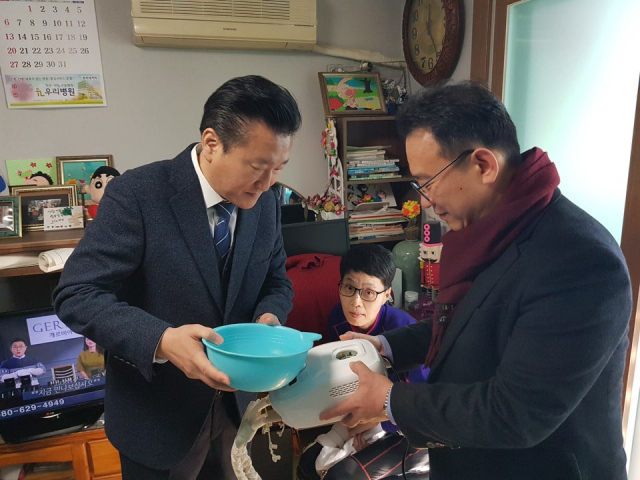 대구광역시한의사회(회장 최진만)는 19일 국민건강보험공단 대구지역본부(본부장 김대용)와 함께 중증장애인 15가구를 방문, 온수 매트 등 난방기구를 제공하고 건강 상담도 진행했다. 대구광역시한의사회