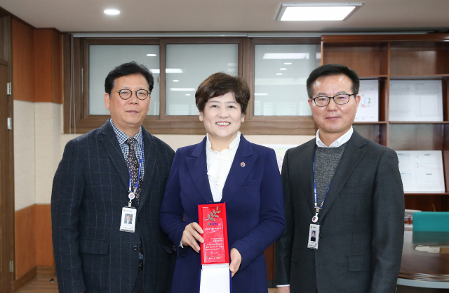 강은희 대구시교육감(가운데)과 대구시교육청 교육안전담당관 관계자들이 대구TBN 교통문화방송 선정 
