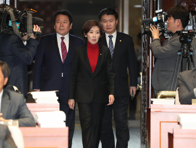 자유한국당 나경원 원내대표(가운데)와 정용기 정책위의장(오른쪽), 정양석 원내수석부대표(왼쪽) 등 신임 원내지도부가 19일 오후 국회에서 열린 의원총회에 참석하고 있다. 연합뉴스