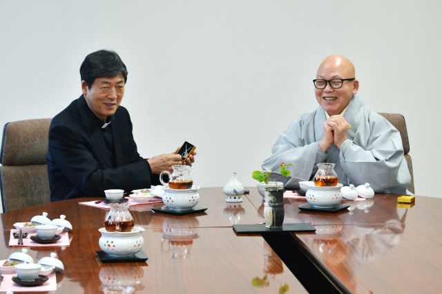 동화사 주지 효광(오른쪽) 스님이 18일 오후 성탄절을 앞두고 천주교대구대교구청을 방문해 조환길 대주교와 환담을 나누고 있다. 천주교대구대교구청 제공