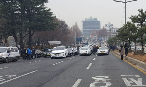 20일 오전 대전 대덕구 대전IC 인근에 서울서 열리는 카풀반대 집회에 참여하려는 택시들이 집결해 도로가 꽉 막혀 있다. 연합뉴스