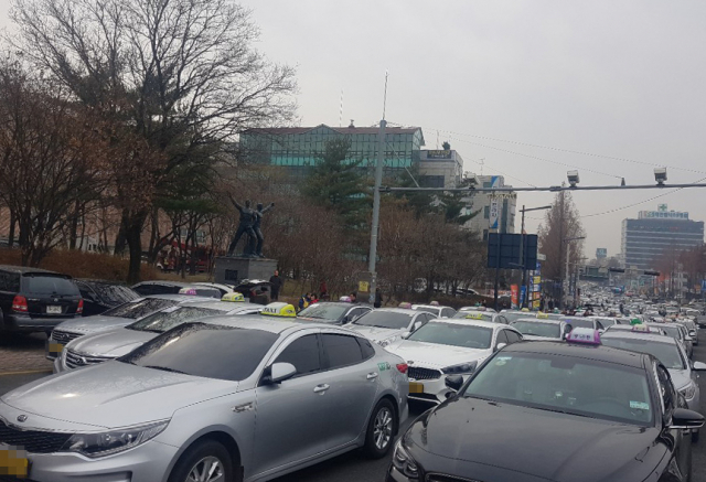 20일 오전 대전 대덕구 대전IC 인근에 서울서 열리는 카풀반대 집회에 참여하려는 택시들이 집결해 도로가 꽉 막혀 있다. 연합뉴스