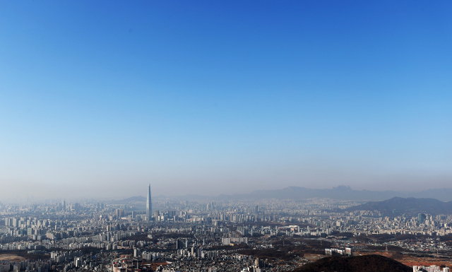 미세먼지가 기승을 부리고 있는 19일 오후 경기도 광주시 남한산성에서 바라본 서울 시내가 뿌옇다. 연합뉴스