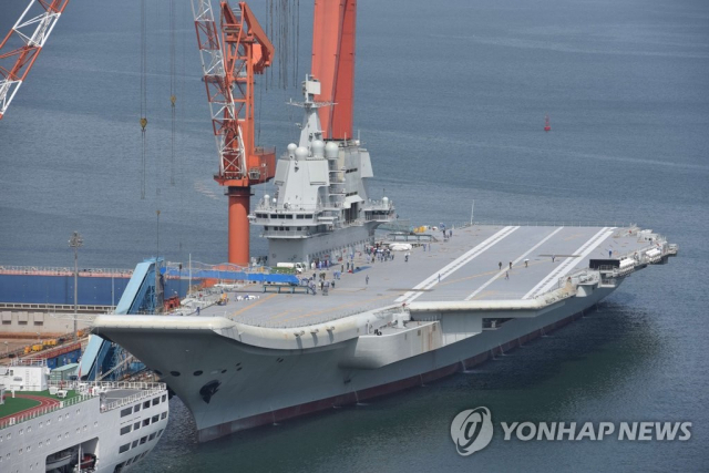 지난 4일 중국 랴오닝(遼寧)성 다롄 조선소 부두에 정박해 있는 중국의 첫 자국산 항공모함