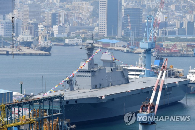 한진중공업이 자본잠식 상태에 빠져 거래가 중단됐다. 사진은 부산 영도구 한진중공업 영도조선소에서 진수식을 앞둔 독도함급 대형수송함 2번함인 