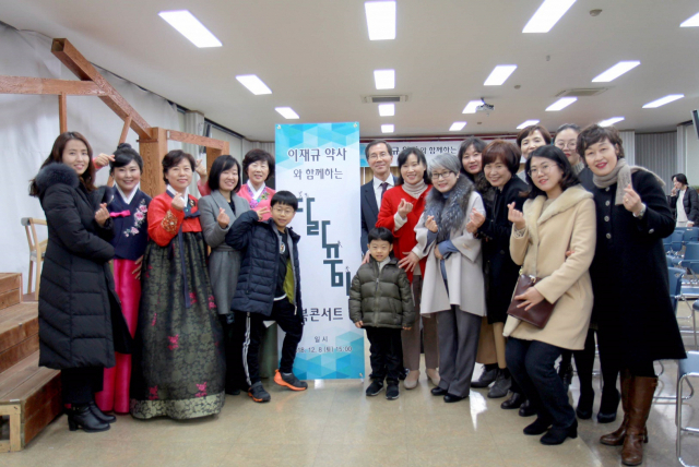 대구마약퇴치운동 이재규 본부장이 이달 초에 연 북콘서트에서 함께 한 참석자들과 기념사진을 찍고 있는 모습. 지은이 제공