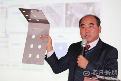 20일 대구 도시철도공사에서 열린 3호선 팔달철교 궤도빔 핑거 플레이트 탈락사고 원인 및 조사결과 발표회에서 김중진 대구안전생활실천시민연합 사무총장이 신축 이음장치 안전 강화대책으로 3호선 도시철도에 설치할 탈락 방지판에 대해 설명을 하고 있다. 정운철 기자 woon@msnet.co.kr