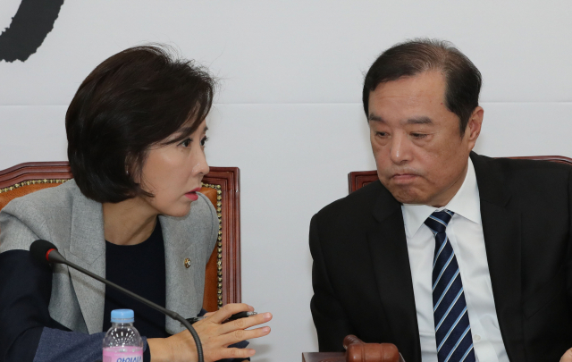 자유한국당 김병준 비상대책위원장(오른쪽)과 나경원 원내대표가 20일 오전 국회 당회의실에서 비상대책위원회 회의가 끝난 후 이야기를 나누고 있다. 연합뉴스