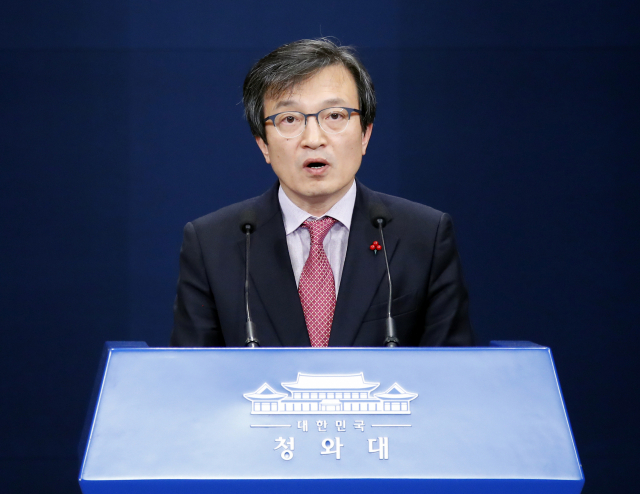 청와대 김의겸 대변인이 17일 오전 춘추관 대브리핑룸에서 열린 정례브리핑에서 전 청와대 특별감찰반원인 김태우 수사관이 비위 연루 의혹으로 원대복귀 조처된 데 반발해 폭로를 지속하는 상황과 관련,