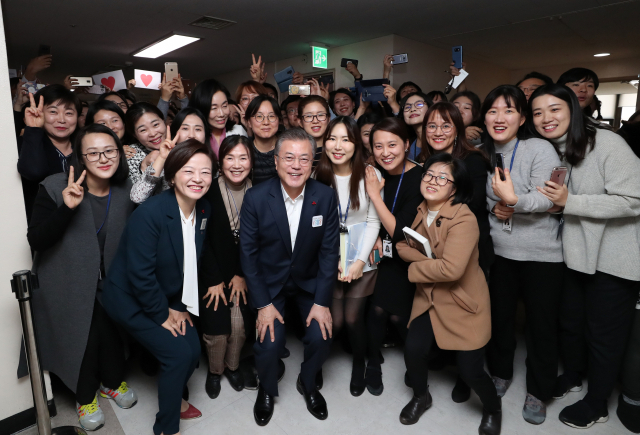 문재인 대통령이 20일 오후 서울 종로구 정부서울청사에서 열린 2019 여성가족부 업무 보고에 앞서 여성부 사무실을 찾아 직원들과 기념 촬영을 하고 있다. 연합뉴스
