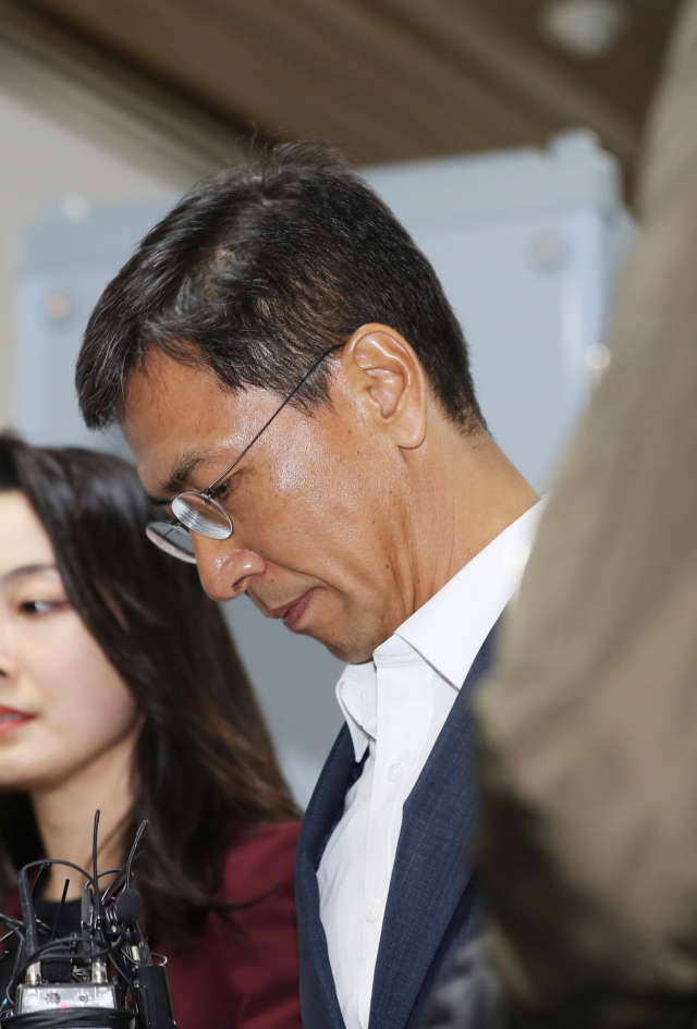 지위를 이용해 비서에게 성폭력을 가한 혐의에 대해 1심에서 무죄를 선고받은 안희정 전 충남도지사가 21일 오전 서초구 서울고법에서 열린 항소심 첫 공판에 출석하고 있다. 연합뉴스