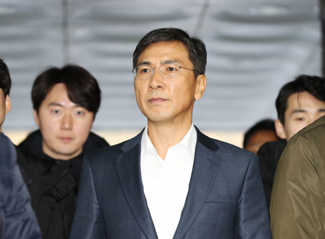 지위를 이용해 비서에게 성폭력을 가한 혐의에 대해 1심에서 무죄를 선고받은 안희정 전 충남도지사가 21일 오전 서초구 서울고법에서 열린 항소심 첫 공판에 출석하고 있다. 연합뉴스
