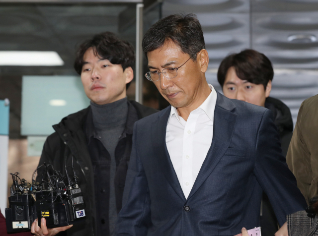 지위를 이용해 비서에게 성폭력을 가한 혐의에 대해 1심에서 무죄를 선고받은 안희정 전 충남도지사가 21일 오전 서초구 서울고법에서 열린 항소심 첫 공판에 출석하고 있다. 연합뉴스