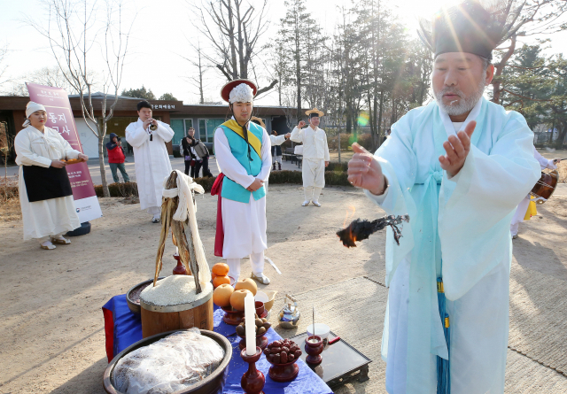 동지 전날인 21일 오전 서울 종로구 국립민속박물관 야외전시장 오촌댁에서 오산외미걸립농악보존회가 동지고사를 지낸 뒤 지방을 태우고 있다. 연합뉴스