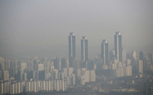 미세먼지가 기승을 부리고 있는 21일 오전 경기도 오산시 보적사에서 바라본 동탄 일대가 뿌옇다. 연합뉴스